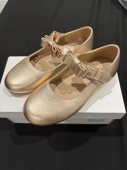 Brand New Elephantito Girls’ Gold Bow Shoes – Size 11