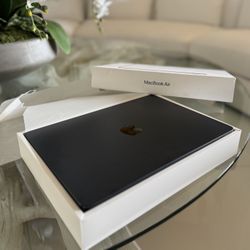Open Box Apple MacBook Air M2 13.6” 2022 - 16GB RAM 256GB SSD Midnight - Like New