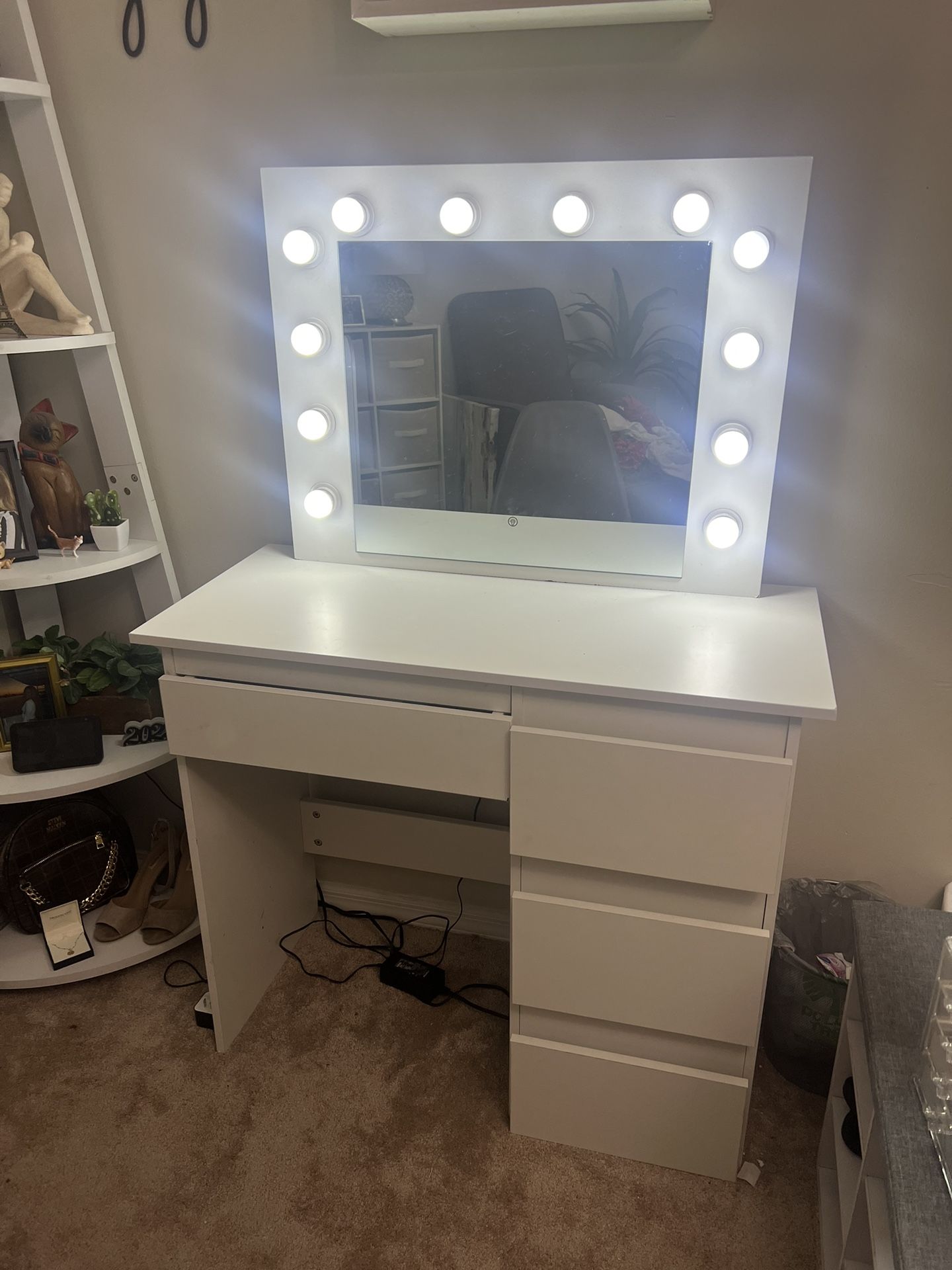 White Vanity with Lighted Mirror Desk CORAL SPRINGS