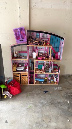 Barbie house with Barbie’s and accessories