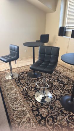Bar table w 2 chairs