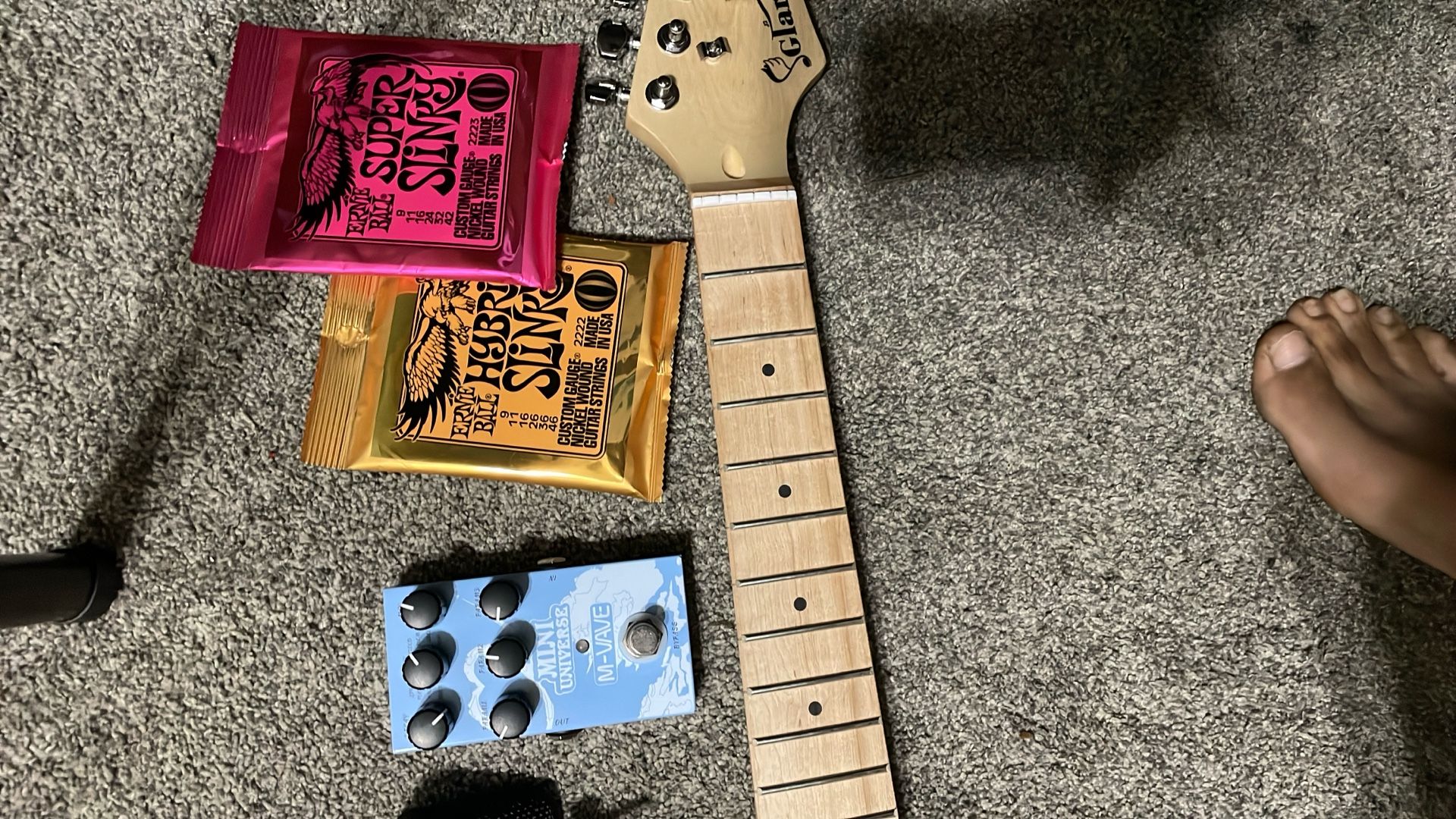 Electric Guitar Comes With Amp, Guitar Bag, 2 Sets Of Strings, With A Guitar Effect Tuner! For Cheaper Than Websites