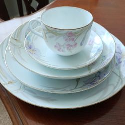 Mikasa Fine China Dinnerware For Christmas, 8 Place Settings Plus Serving Pieces, 45 Pieces, Gabriele Pattern