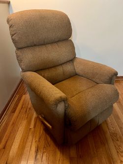 La-Z-Boy Manual Recliner Chair – Brown Fabric – Clean – Needs Some Tightening