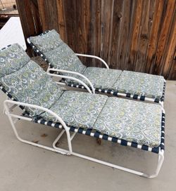 2 lounge chairs with cushions