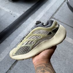 adidas Yeezy 700 V3 Fade Salt (size 9)