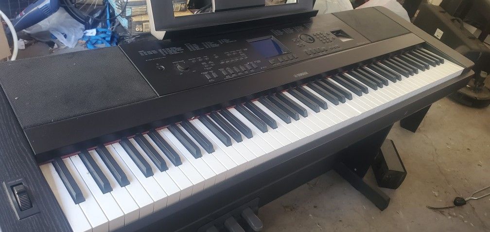 Yamaha DGX-640 Portable Gand