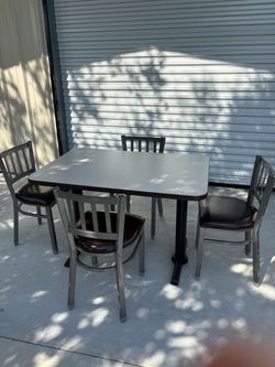 Table & chairs,  mesa y sillas $180
