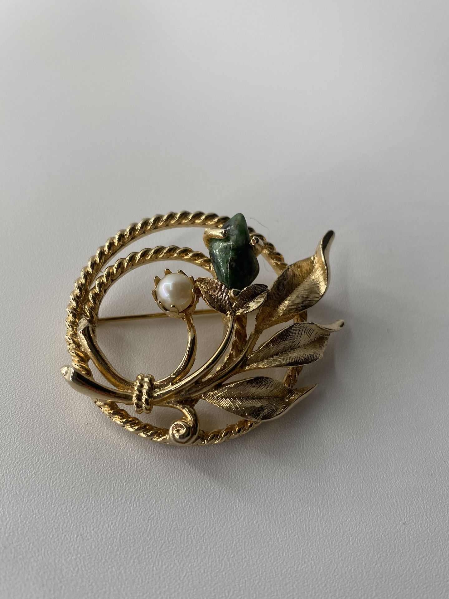Vintage Sarah Coventry Jade Garden Cultured Pearl Jade Stone Wreath Pin Brooch