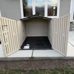 Rubbermaid Storage Shed, With Sliding Roof
