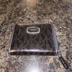 Michael Kors patent Leather jet set nickel bifold wallet Slightly Used