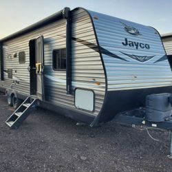 2020 Jayco 30 ft spacious family trailer 6200lbs  sleeping 8-10 
