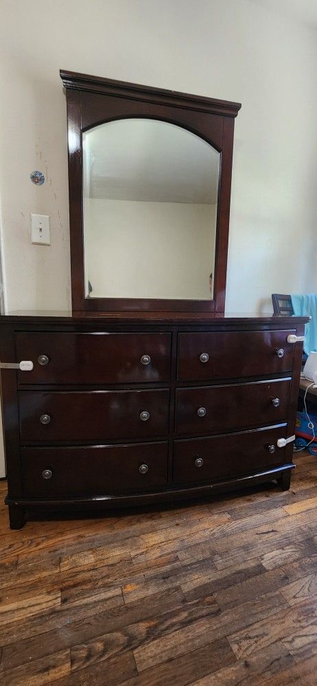 Raymour And Flanigan Dresser With Mirror