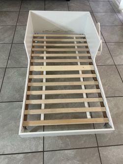 Toddler bed frame / mattress