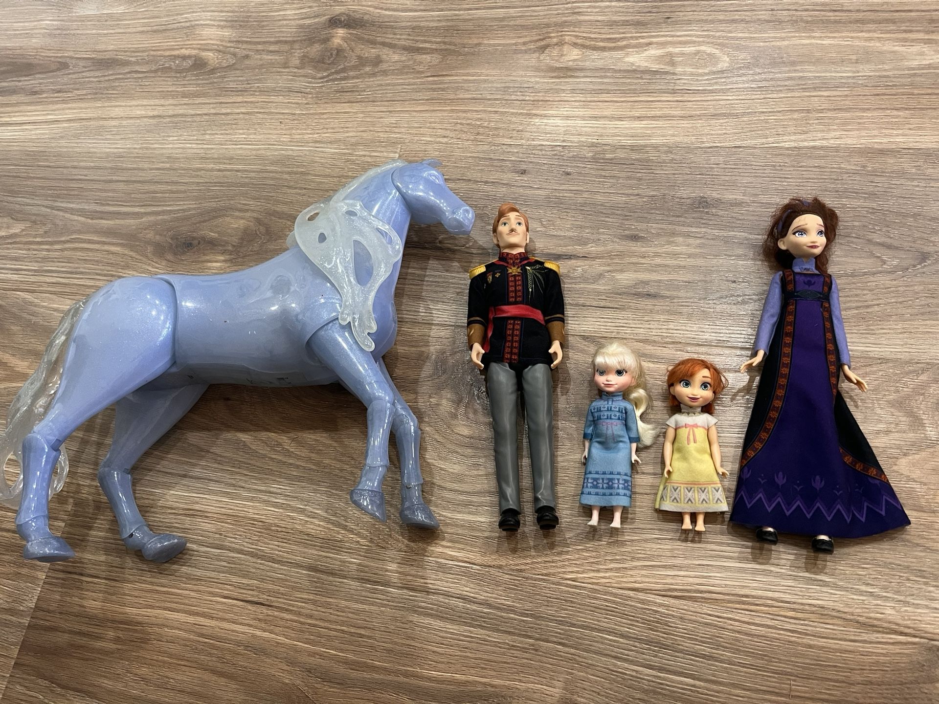 Mattel Arendelle Playset of Disney Frozen Royal Family Barbie dolls Playset Doll Toy Elsa & Anna as girls in pajamas, Queen Iduna, King Agnarr, and sp