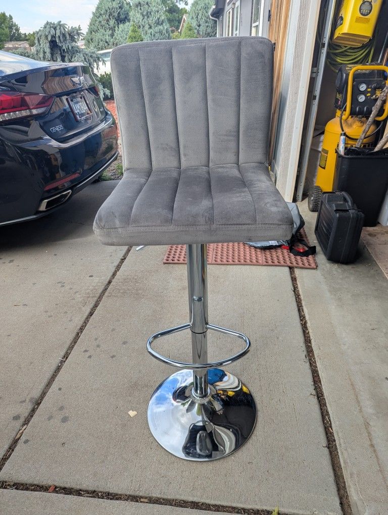 Single gray adjustable (24"-32") bar stool