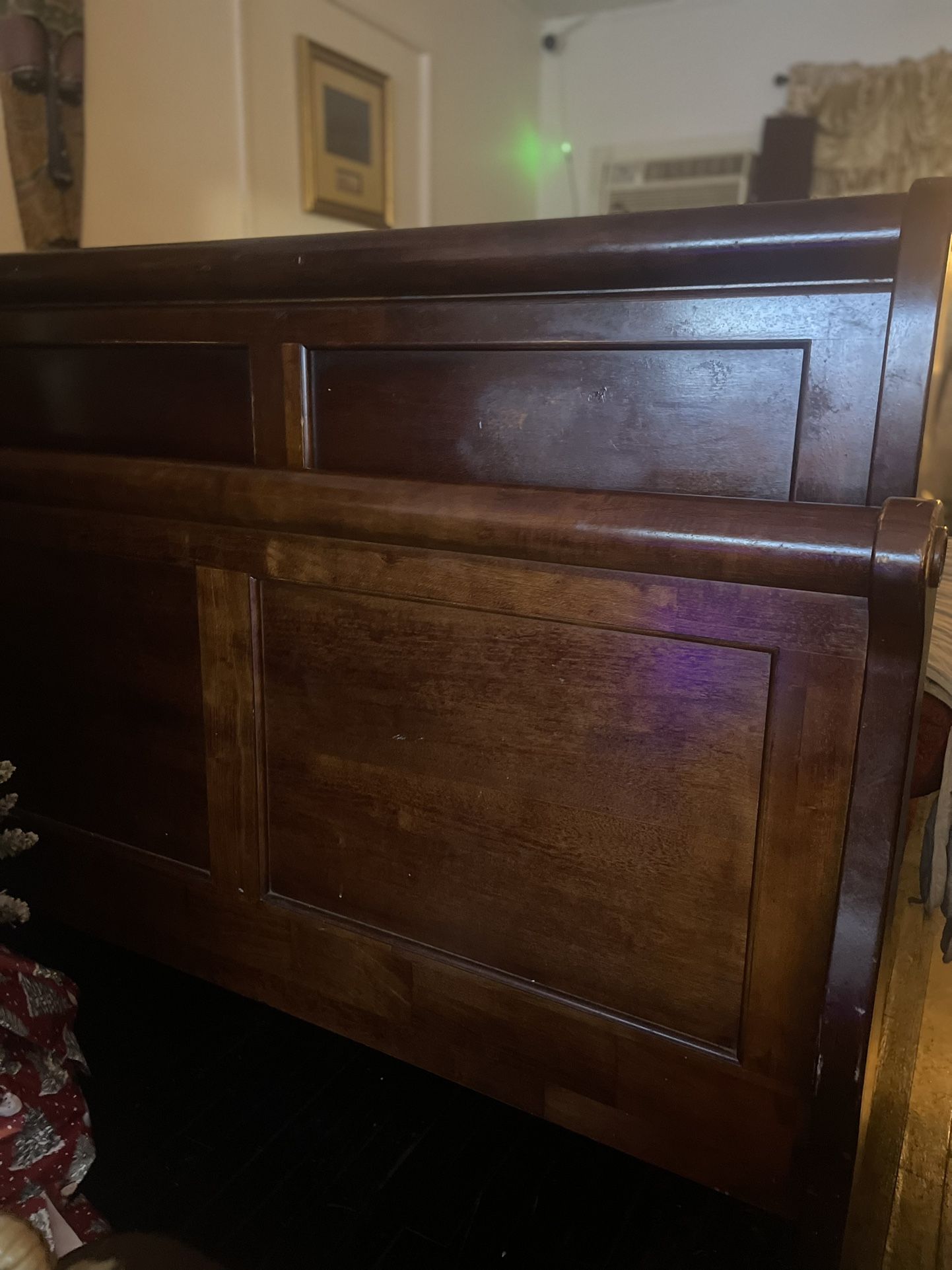 Queen sleigh bed