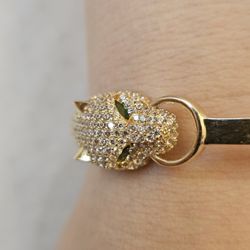 Selling a gold bracelet with diamonds