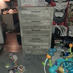 Brand New Ashley Furniture Effie Chest Of 5 Drawers