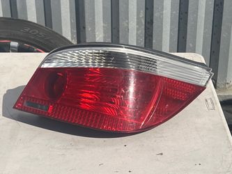 2007-2010 BMW E60 5 SERIES RIGHT SIDE TAIL LIGHT OEM