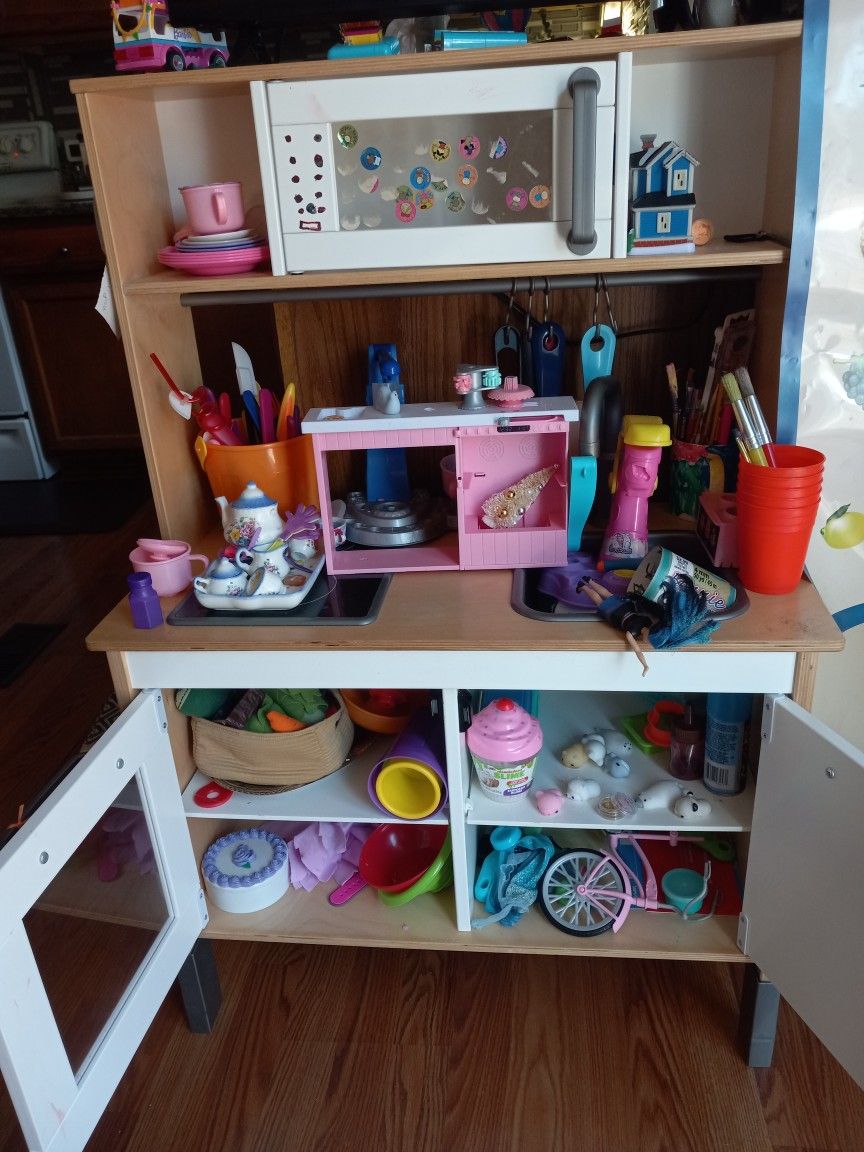 Play Kitche With Kitchen Set And Toys