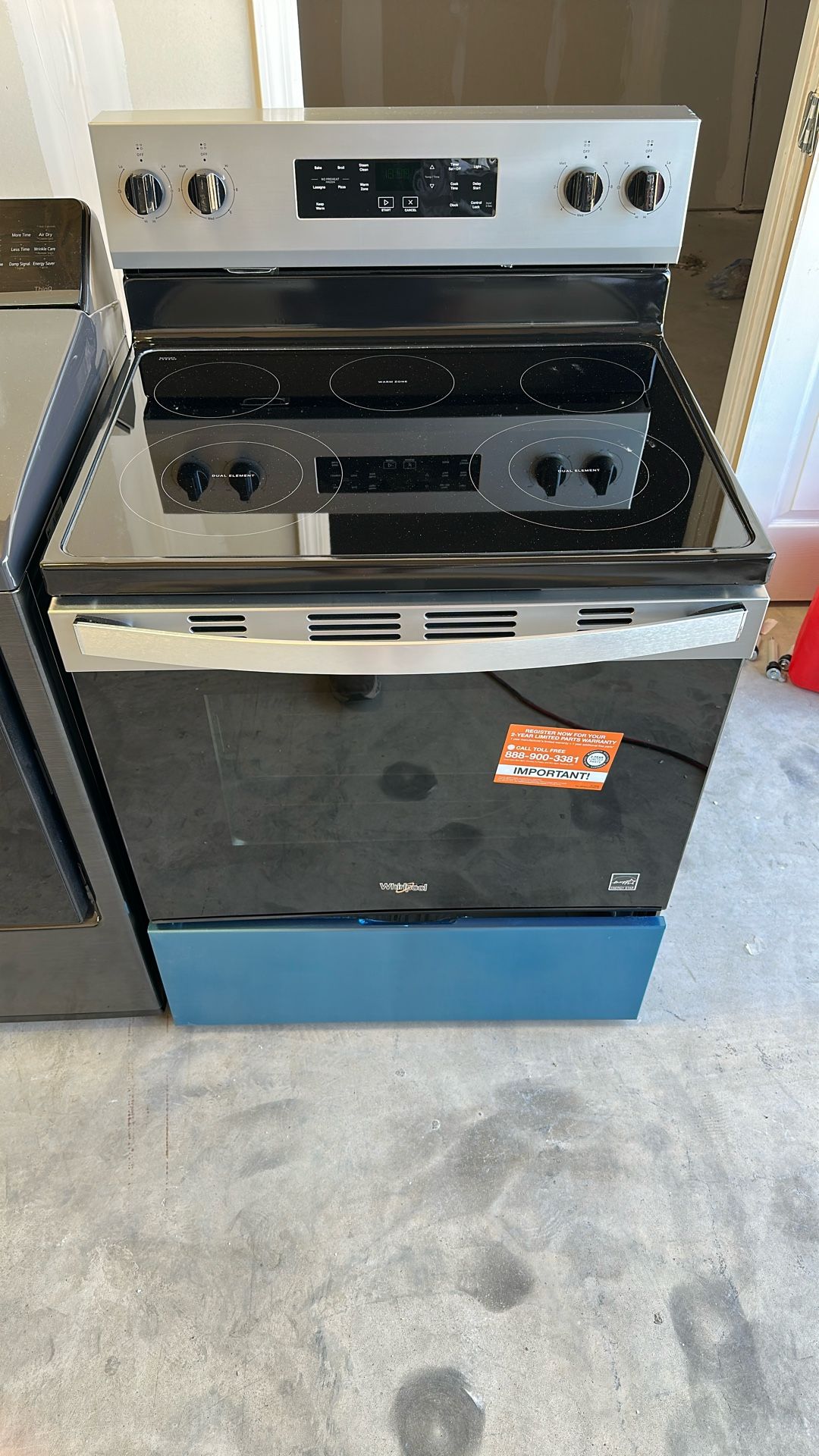 WHIRLPOOL ELECTRIC RANGE NEVER USED BEFORE !!