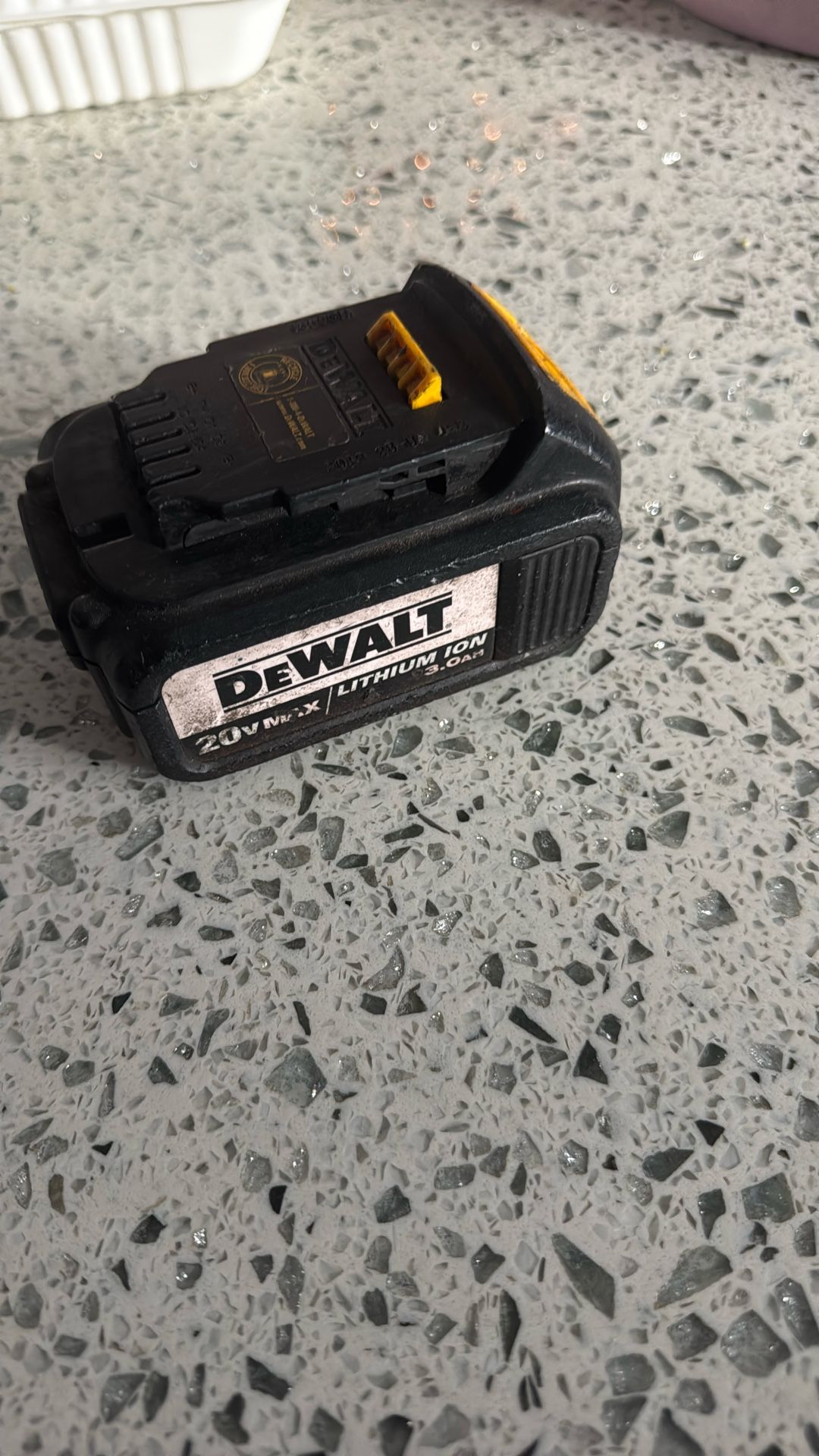 Dewalt Battery 20v 3.0AH (weak, For Rebuild)