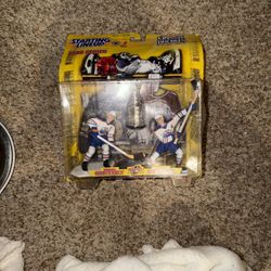 1998 Kenner Starting Lineup CLASSIC DOUBLES WAYNE GRETZKY MARK MESSIER Oilers. Cardboard is warped & bent. Plastic is dented 