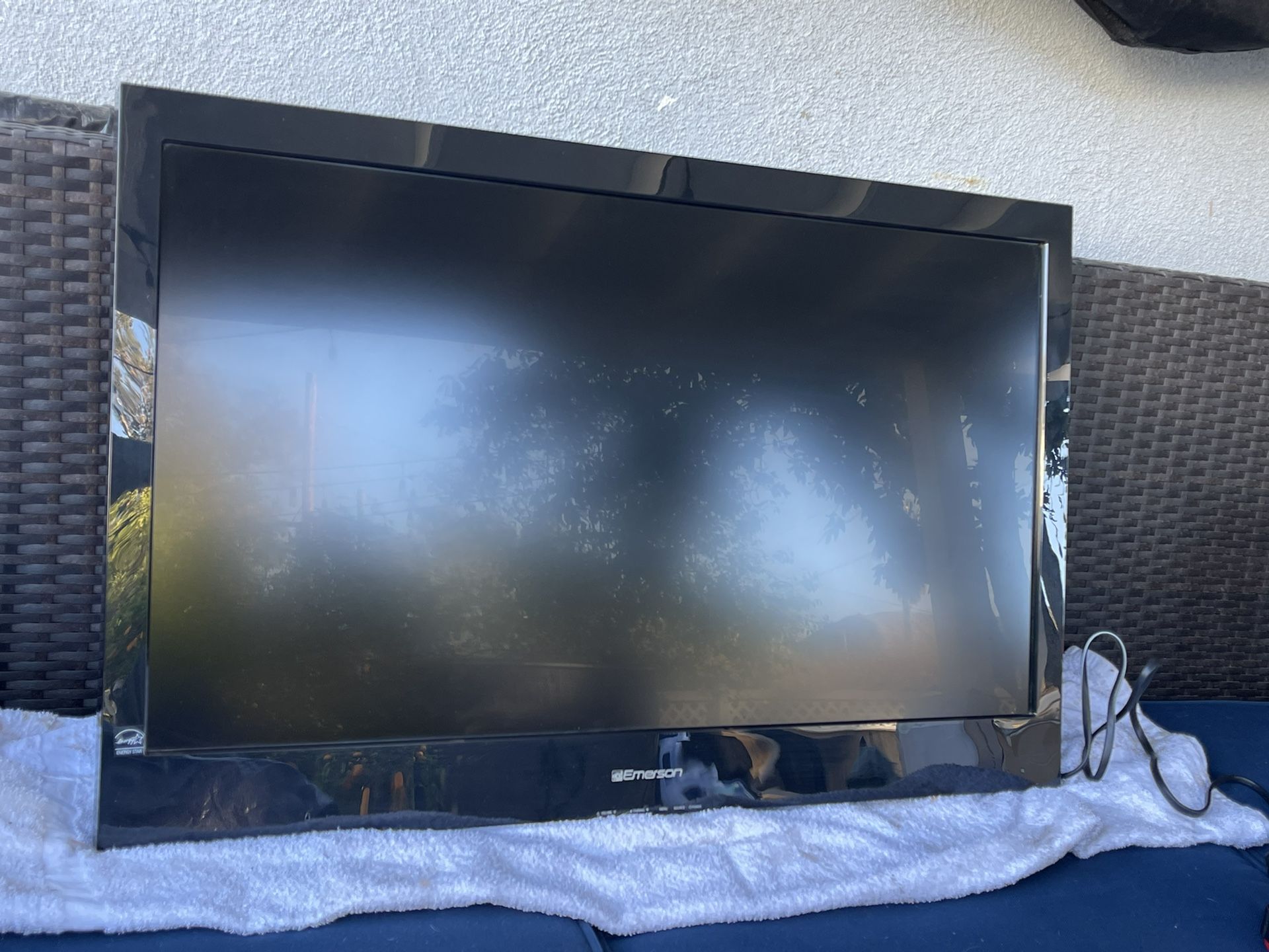 Emerson 32 Inch Tv
