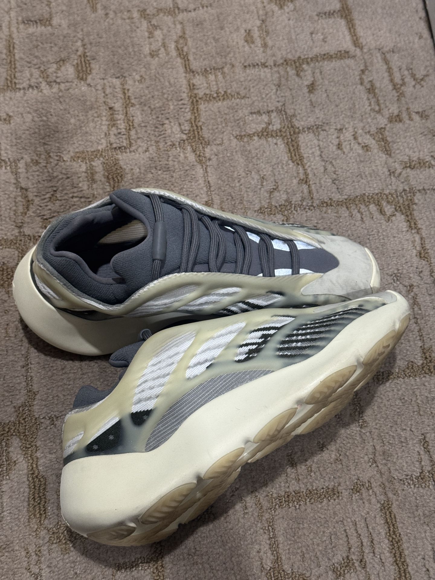 Adidas Yeezy Women’s 6 Men’s 4.5-5