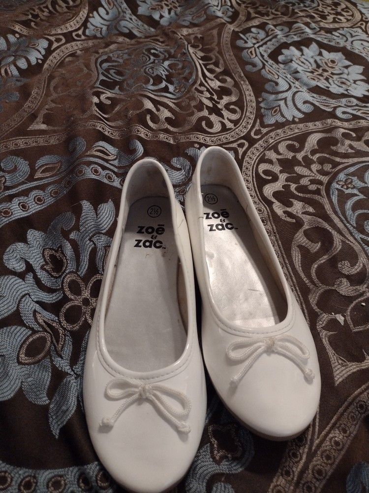 Girls White Size 2 1/2  Flat Shoes