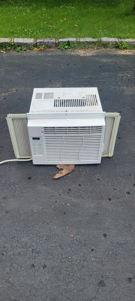 GE 6000 BTU Window Air Conditioner – Like New, Energy Efficient, Multiple Cooling Options