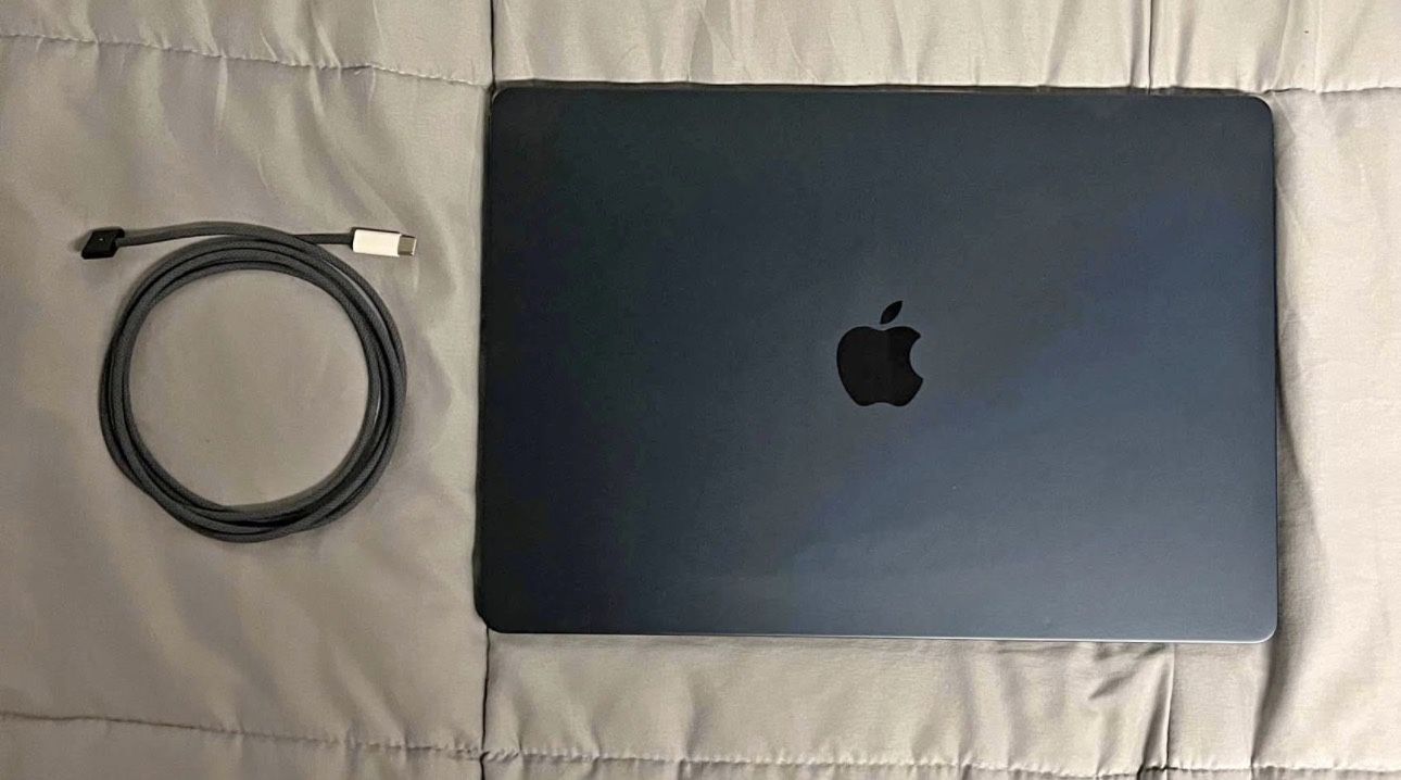 MacBook Air M3 15” – 256GB / 8GB RAM