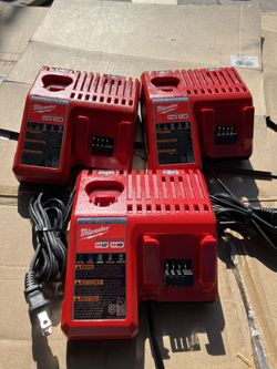 Cargador Milwaukee