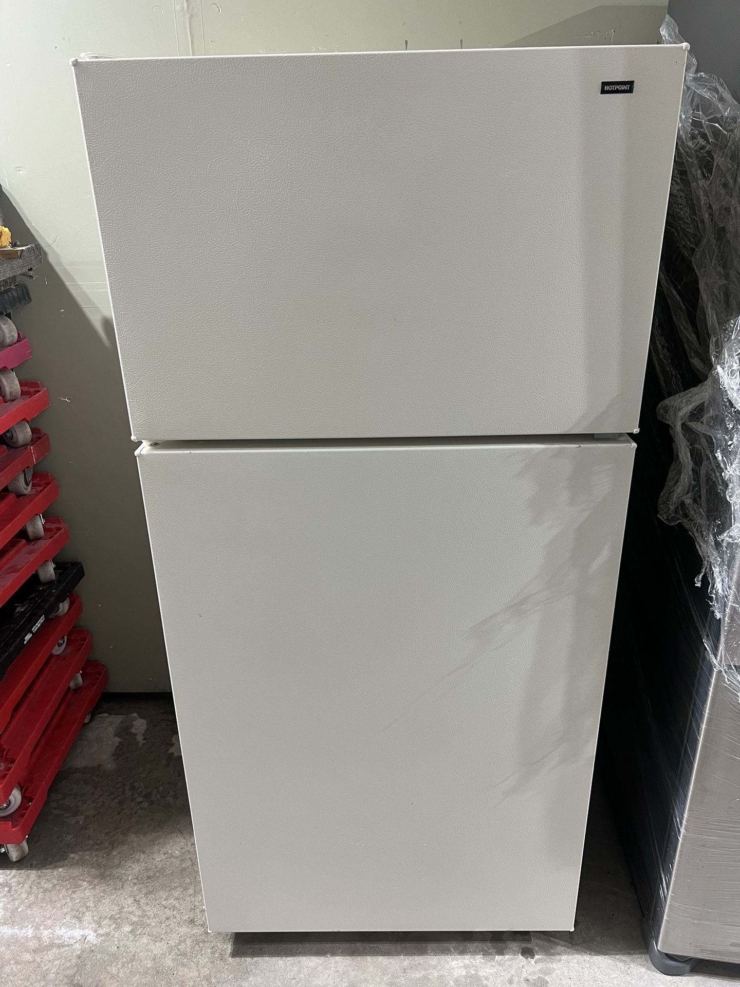28 Inch Hotpont/GE Top Freezer Refrigerator