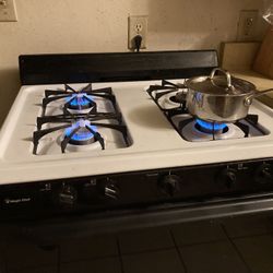 Magic Chef gas range With 4 Burner