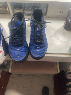 Tennis shoes