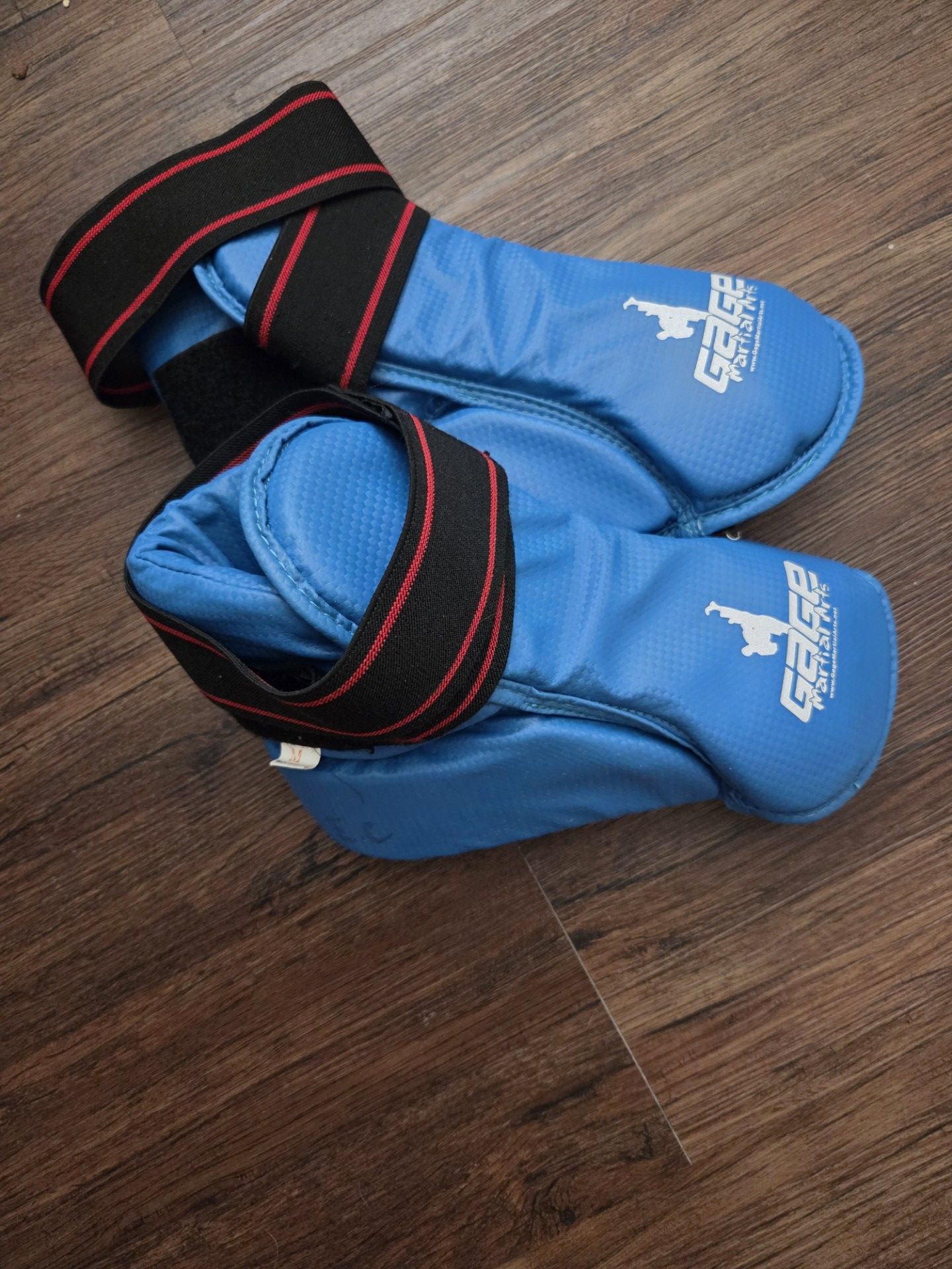 Kids medium protective footwear