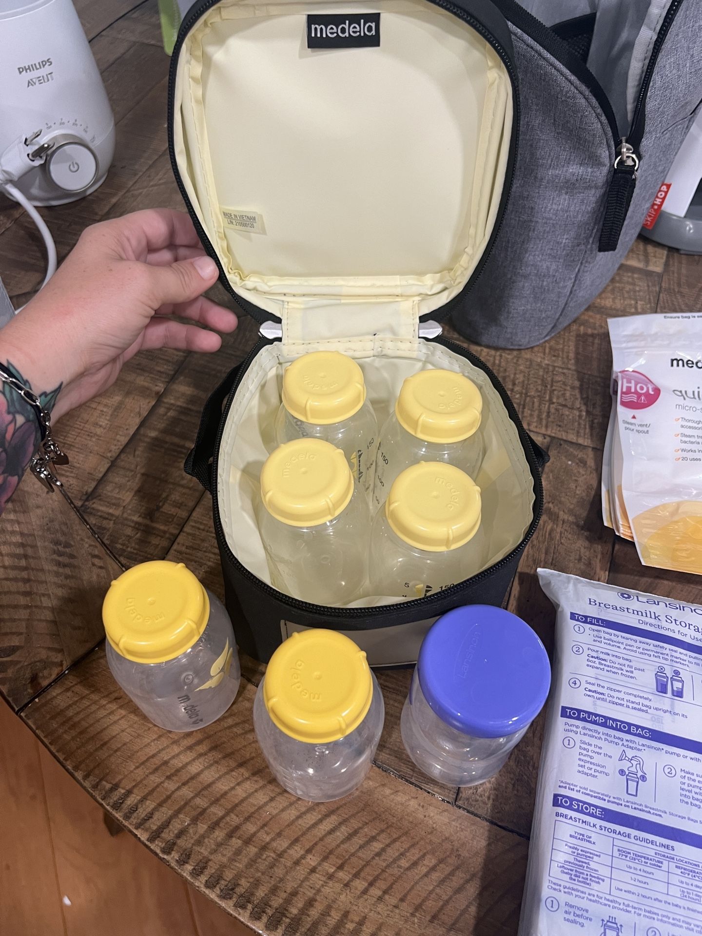 Medela Bottles And Cooler Bag 