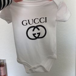  Baby Girl Button T-Shirt Gucci Size 6-9 
