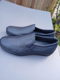 Women's size 8 SAS Navy Blue Dream Leather Slip-on Loafer.