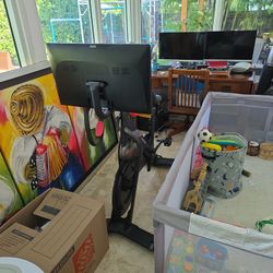 Peloton Bike – Excellent Condition – Lightly Used