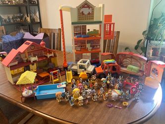 Bluey hammer barn exclusive, figures and sets.
