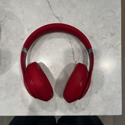 Beats Studio 3 -red (Very Great Condition)