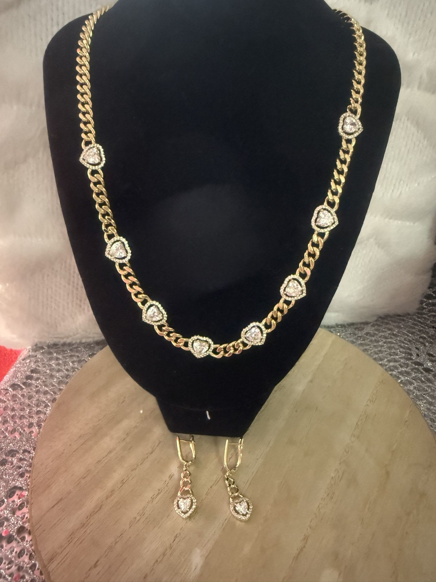 Gold plated with four layers fourteen 14 for daily use does not harm the skin waterproof very good quality