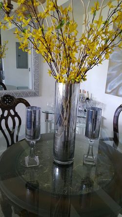 Esta hermosa vase alta con dos candelabros para velas decorado con una mezcla de pintura plateado dándole una apariencia de espejo son preciosas