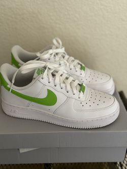 Women’s Size 7 Nike AF 1 07 