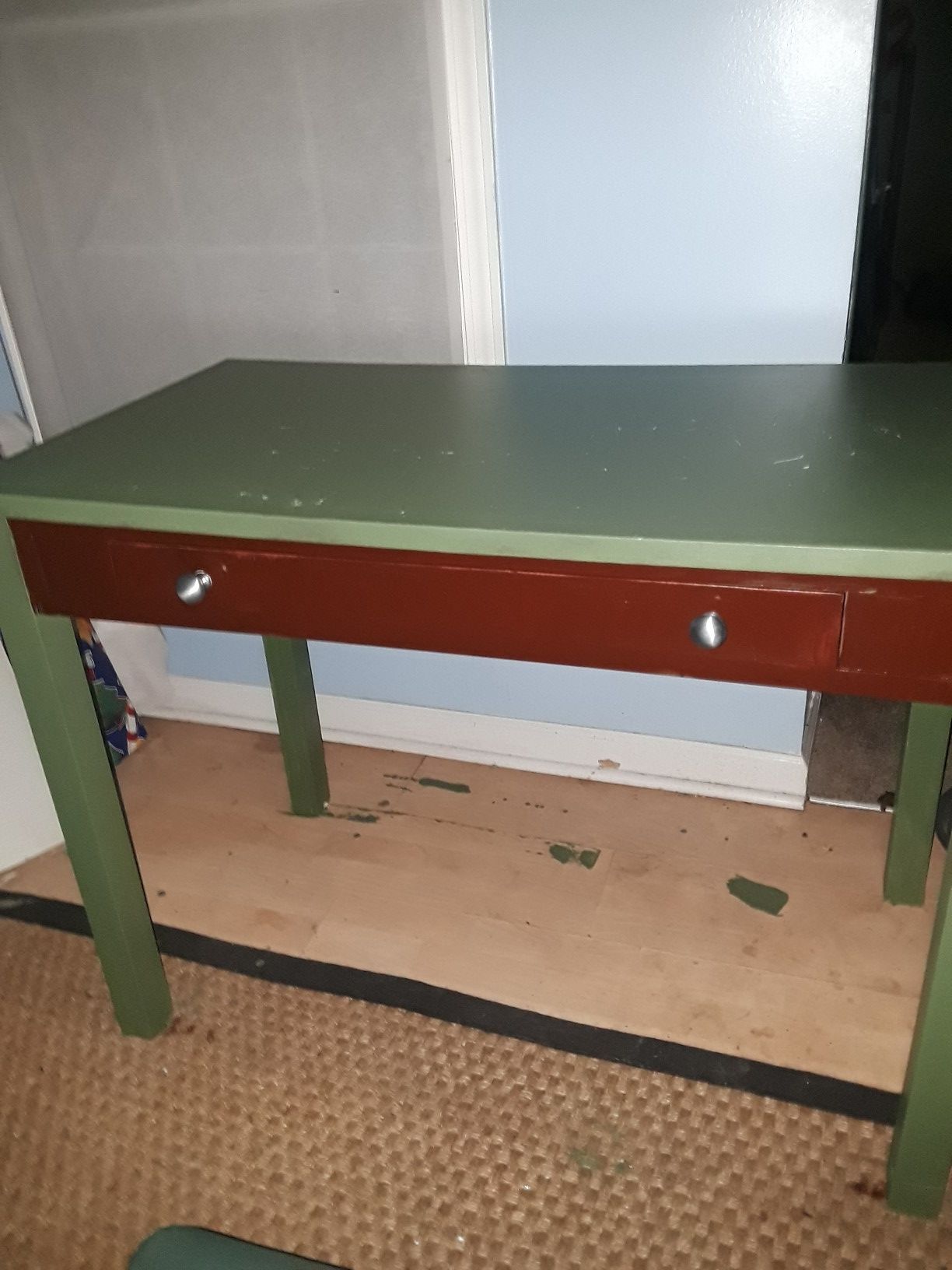 White desk with pull out keyboard tray