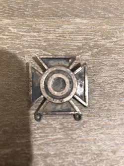 Vintage WW2 Sterling Silver Rifle Pin Medal (Sterling <1k>)