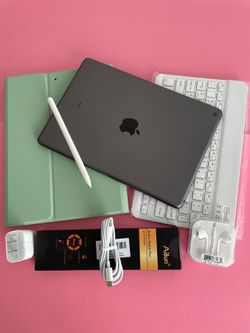 Apple IPad 8th Generation (10.2” Retina /Latest iOS 26/ 2020 model) 32GB with stylus pen, keyboard & Accessories